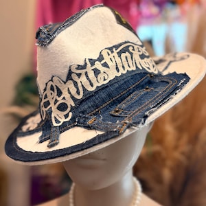 Fedora de diseño Denim Dynasty / Sombrero de patchwork de mezclilla hecho a mano / Fedora de alta costura desgastado / Sombrero llamativo de mezclilla reciclada / Sombrero de textura lujosa