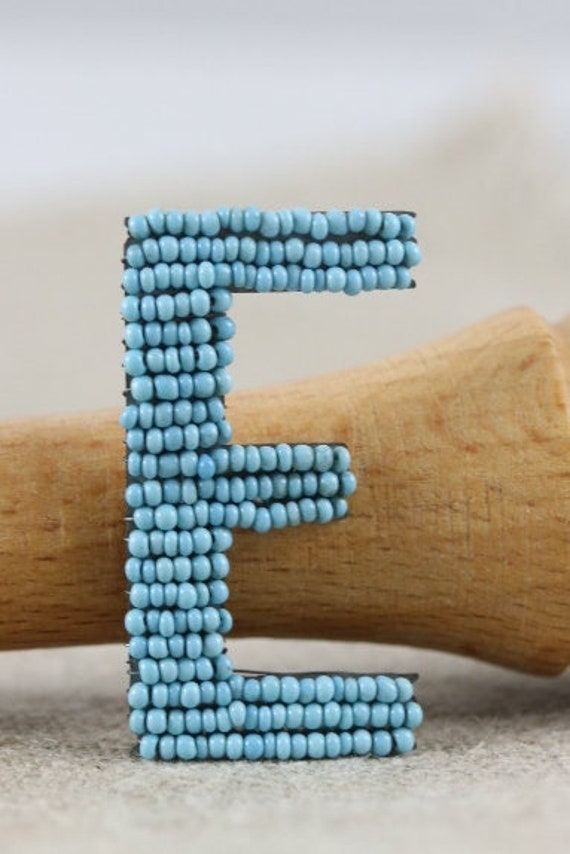 Vintage 1900 Old French Blue Beaded Letter E For Wedding Lettre à Coudre en Perles de Verre sur Fer 