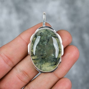Colgante de prehnita en plata de ley 925. Collar con colgante de piedra preciosa de prehnita. Joyería de prehnita de plata hecha a mano para regalar a su madre.