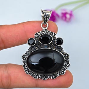 ブラックオニキスペンダント 925スターリングシルバーペンダント ブラックオニキス宝石ペンダント ハンドメイドペンダント ブラックオニキスネックレス 内向的な人への結婚祝い