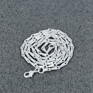Peut inclure: Panneau en bois fait à la main avec le texte "Bienvenue" dans un style manuscrit. Le panneau est peint en blanc avec une finition vieillie et présente un motif floral. Le panneau mesure environ 30 cm de large et 15 cm de haut.