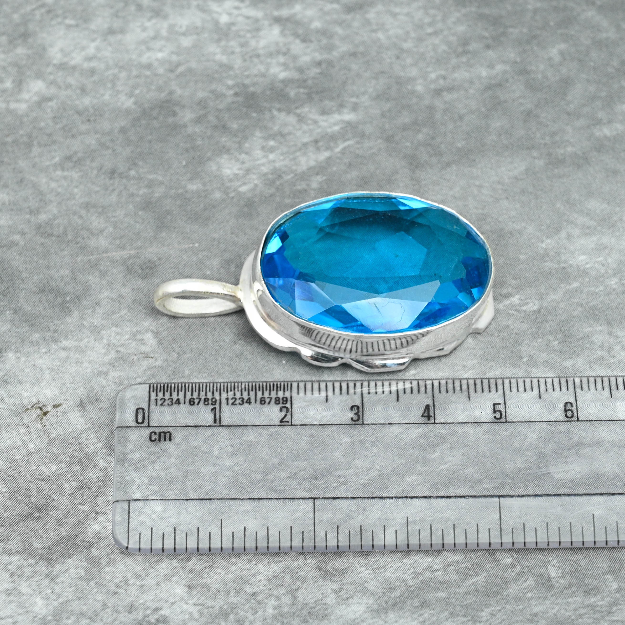 Bijoux artisanaux croix en argent sterling 925 en topaze bleue suisse
