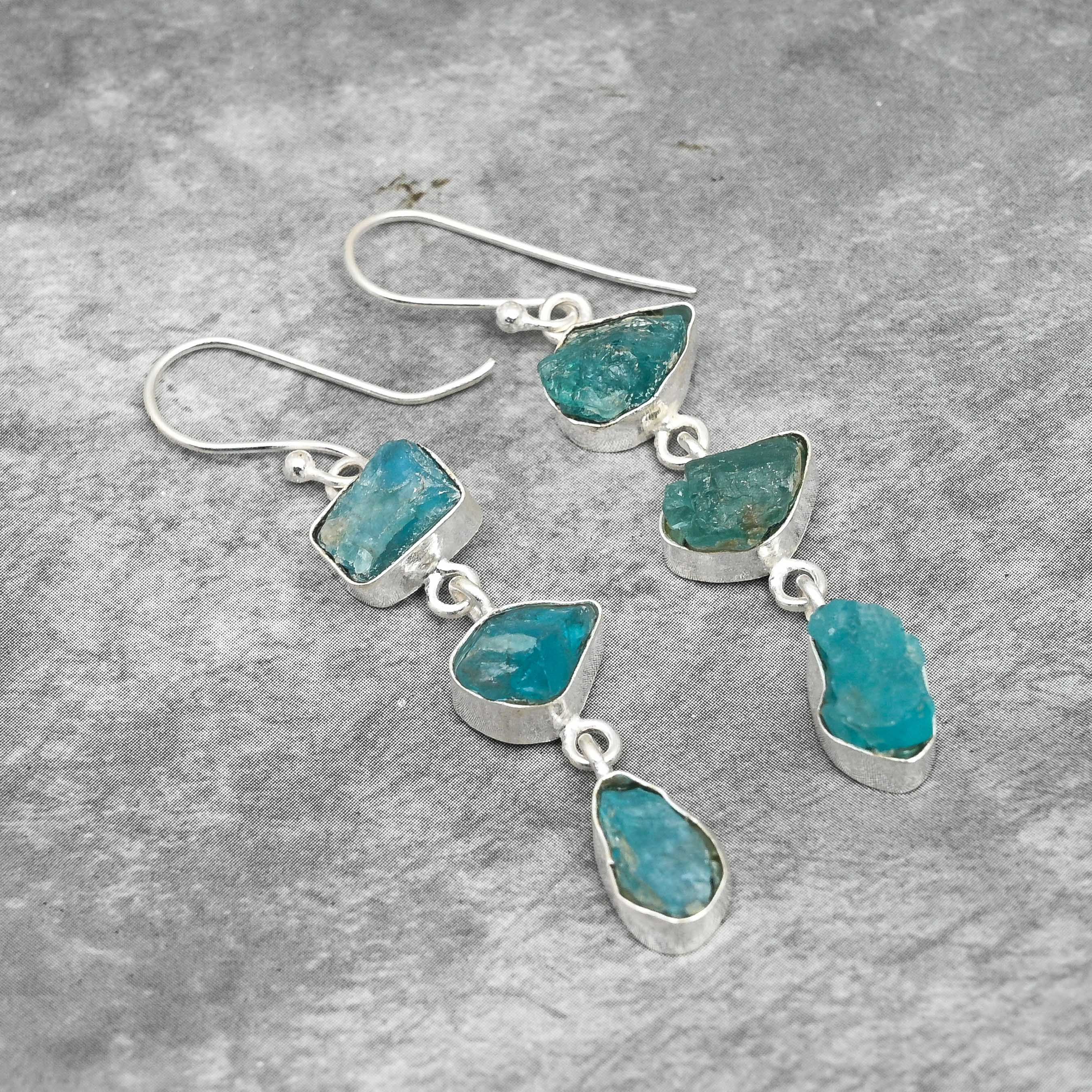 Orecchini a forma di onda in apatite blu neon, argento sterling, gioielli fatti a mano - Italia