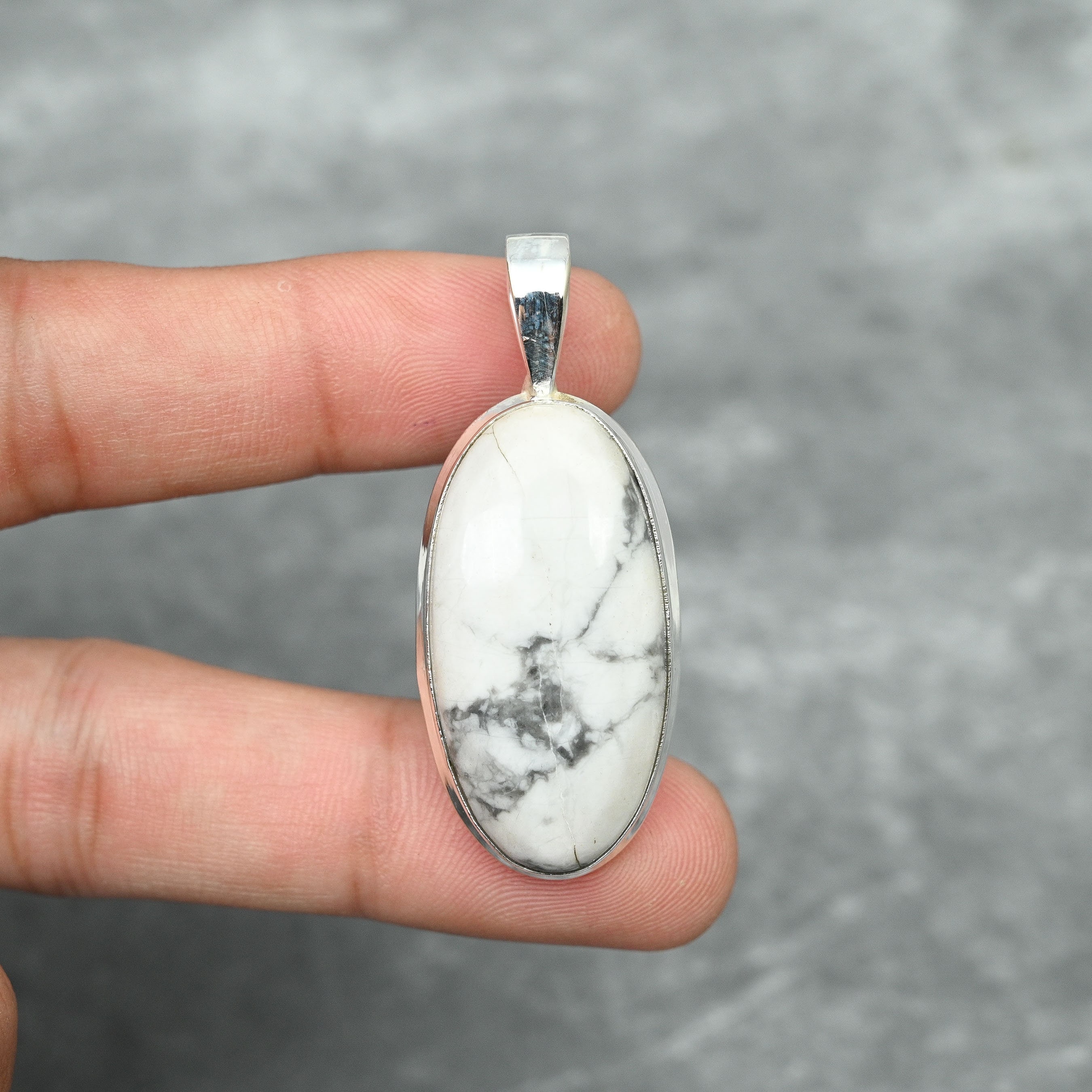 Ciondolo in Howlite colorata e Argento 925. Made in Italy