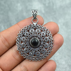 ブラックオニキスペンダント 925スターリングシルバーペンダント ブラックオニキス宝石ペンダントジュエリー ハンドメイドシルバーブラックオニキスジュエリー 彼女と母親へのギフト