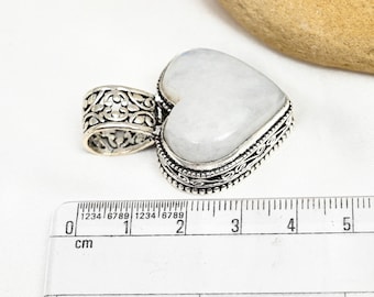 Rainbow Moonstone Pendant 925 Sterling Silver Pendant
