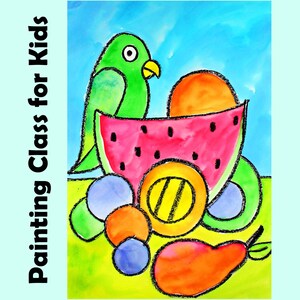 Puede incluir: Una pintura colorida de bodegón con fruta y un loro. La pintura presenta una sandía, una pera, naranjas y uvas. El loro es verde con un pico amarillo y está posado encima de la sandía. La pintura está hecha en un estilo infantil con contornos gruesos y colores brillantes.