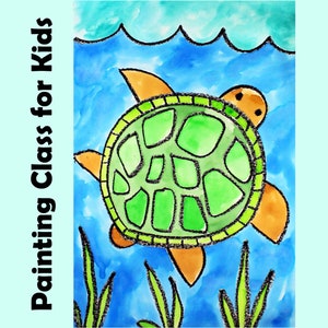 Könnte beinhalten: Ein Aquarellbild einer grünen Meeresschildkröte, die in blauem Wasser schwimmt. Die Schildkröte hat eine braune Schale mit einem grünen Muster und schwarzen Umrissen. Das Wasser ist mit blauen und grünen Aquarell-Waschungen und weißen Wellen dargestellt. Am Boden des Bildes befinden sich grüne Algenpflanzen.