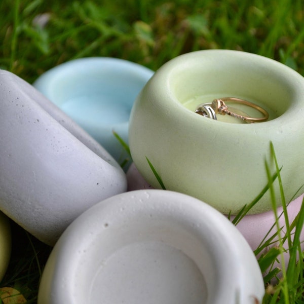 Small Ring Dish, Mini Ring Holder, Bubble Jewelry Tray, Tiny Earrings Plate, Cute Ring bowl, Small Concrete Jar Holds Rings And Trinkets