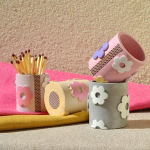 Portafiammiferi a forma di petalo con accenditore, grazioso portafiammiferi lungo, contenitore per fiammiferi in cemento, accessori per candele giocosi, regalo per la casa originale e femminile