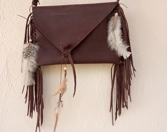 de cuero con flecos -