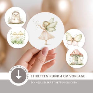 May include: A set of five circular labels featuring watercolor illustrations of a hedgehog, mushrooms, a fairy, a butterfly, and a mushroom house. The text reads DIGITALER DOWNLOAD, ETIKETTEN RUND 4 CM VORLAGE, and SCHNELL SELBER ETIKETTEN DRUCKEN.