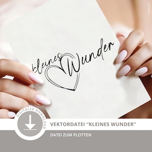Puede incluir: Una tarjeta rectangular blanca con el texto en cursiva negra "kleines Wunder" con una forma de corazón integrada en la letra W. El diseño se presenta como un archivo de descarga digital para trazado, destinado a su uso como elemento gráfico.