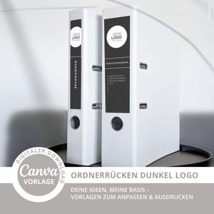 Może przedstawiać: Dwa białe segregatory z czarnymi etykietami. Na jednej etykiecie widnieje napis "RECHNUNGEN", a na drugiej "VERSICHERUNGEN". Każda etykieta ma białe koło z tekstem "DEIN LOGO". Segregatory znajdują się na ciemnej powierzchni. Obraz zawiera również tekst "DIGITALER DOWNLOAD", "Canvas VORLAGE" i "ORDNERRÜCKEN DUNKEL LOGO".