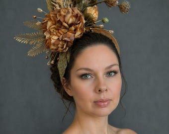 Tocado derby con flores en tonos dorados y marrones. Diadema para invitada de boda con peonía, sombrero para fiesta de té.