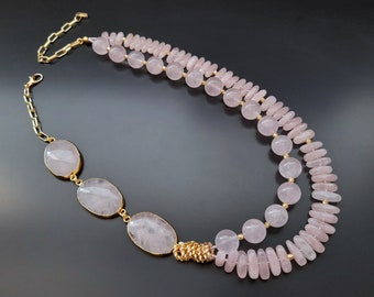 Collar largo en capas de cuarzo rosa grueso. Collar con cuentas de piedras preciosas crudas de declaración de múltiples hilos. Joyería hecha a mano. Regalo de cumpleaños para mamá con piedra natal