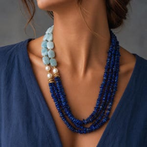 Collar grueso de lapislázuli crudo de aguamarina. Collar llamativo con cuentas de piedras preciosas. Regalo navideño para ella. Joyería hecha a mano. Regalo de cumpleaños para mamá y mujer.