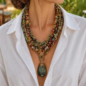 Conjunto de collar de piedras mixtas. Joyería artesanal con cuentas. Collar con colgante de piedra preciosa llamativa y gruesa. Collar grande y llamativo en capas. Regalo de cumpleaños para mujer.