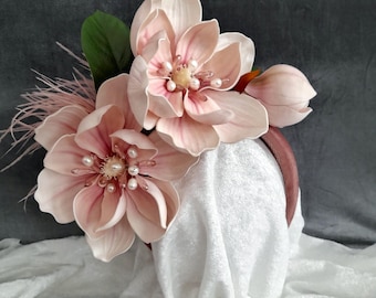 Fascinator rosa cipria con magnolia, perle e piume. Cerchietto con fiore per invitata a un matrimonio, cappellino per un tea party.