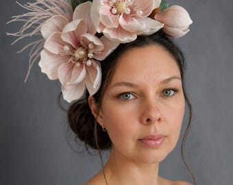 Fascinator rosa cipria con magnolia, perle e piume. Cerchietto con fiore per invitata a un matrimonio, cappellino per un tea party.