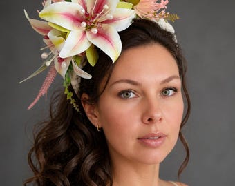 Fascinator con gigli rosa crema e orchidee verdi. Fascia per capelli con fiore per invitata a un matrimonio, cappellino per un tea party.