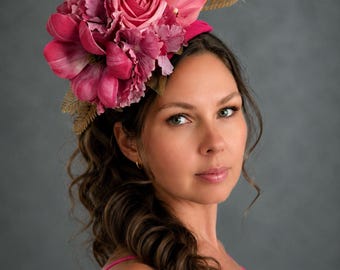 Fascinator rosa shocking a forma di pillola, decorato con magnolia, rosa e orchidea. Cappello da invitata a un matrimonio con fiori, cappello per un tea party. Fascinator da Derby.