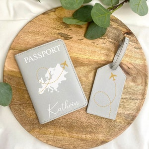 Reisepasshülle personalisiert mit Namen und Weltkarte/Flugzeug - Kofferanhänger - Geschenkidee - Hülle für Reisepass