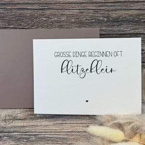 Postkarte "Grosse Dinge beginnen oft klitzeklein" Statement Schwangerschaft verkünden Baby Geschenk Karte Liebe Ankündigung