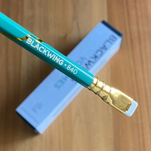 Blackwing Volume 840 pencil + original box. Duke Kahanamoku (1 pencil)