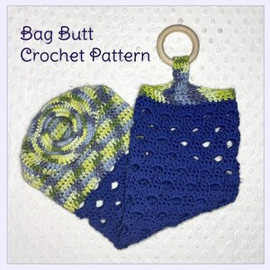 Könnte beinhalten: Häkelmuster für eine blaue und grüne Tasche mit einem Holzringgriff. Das Muster heißt "Bag Butt Crochet Pattern".