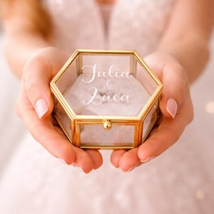 Könnte beinhalten: Eine weiße Keramik-Tasse mit schwarzem Henkel und dem handgeschriebenen Text "But First, Coffee". Geeignet für Kaffee oder Tee.