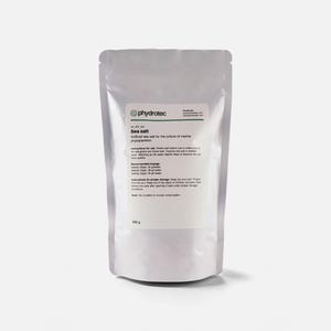 Puede incluir: Una bolsa plateada de sal marina para el cultivo de fitoplancton. La etiqueta dice "Sea salt" y "phydrotec". La bolsa contiene 500 g de sal. Las instrucciones y la dosis recomendada están impresas.