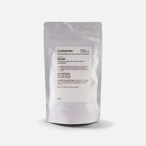 Puede incluir: Una bolsa transparente de sal marina, etiquetada como "Sea salt" y con la marca "phydrotec". La bolsa contiene 200 g de sal, destinada al cultivo de fitoplancton marino. Instrucciones impresas.