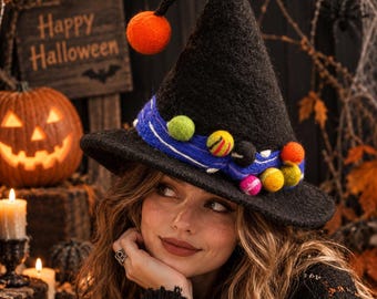Handgjord tovad häxhatt i ull, nyckfull Halloween-kostym, tillbehör till skogsfantasi