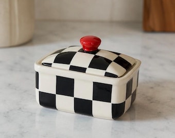 Karierte Keramikbutterschale mit Deckel, handbemalter Steingutbutterhalter, handwerkliche Schwarz-Weiß-Karokeramik, rot, Einweihungsgeschenk