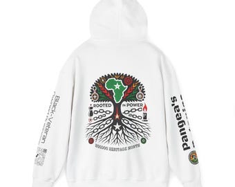 Peut inclure: Sweat à capuche blanc avec un motif d'arbre coloré au dos, avec le texte "ROOTED IN POWER" et "HOODOO HERITAGE MONTH". La manche gauche porte l'inscription "Black-Veteran" et la manche droite "Pangea's".