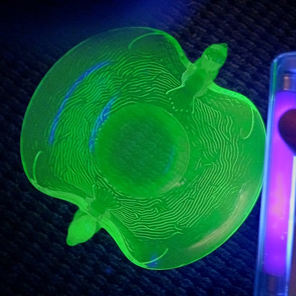 Plato vintage Fenton de vidrio de uranio azul agua con asas dobles en forma de pájaros voladores, década de 1940