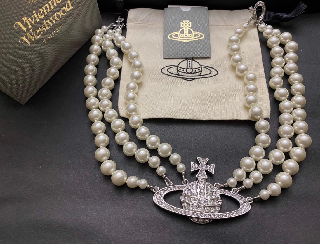 Vivienne Westwood☆Silver Freshwater Pearl Necklace【UK発】 Vivienne Westwood Silver Tone Olympia Pearl Necklace – Coe