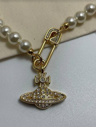 New In Box Vivienne Westwood Gold Lucrece Pearl Pin Necklace New In Box Vivienne Westwood Gold Lucrece Pearl Pin Necklace