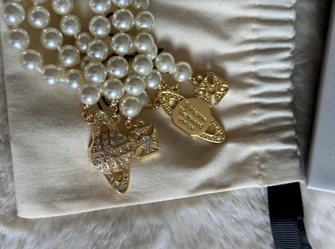 【Vivienne Westwood】Graziella Three Row ブレスレット White & Gold Graziella Three Row Pearl Bracelet by Vivienne