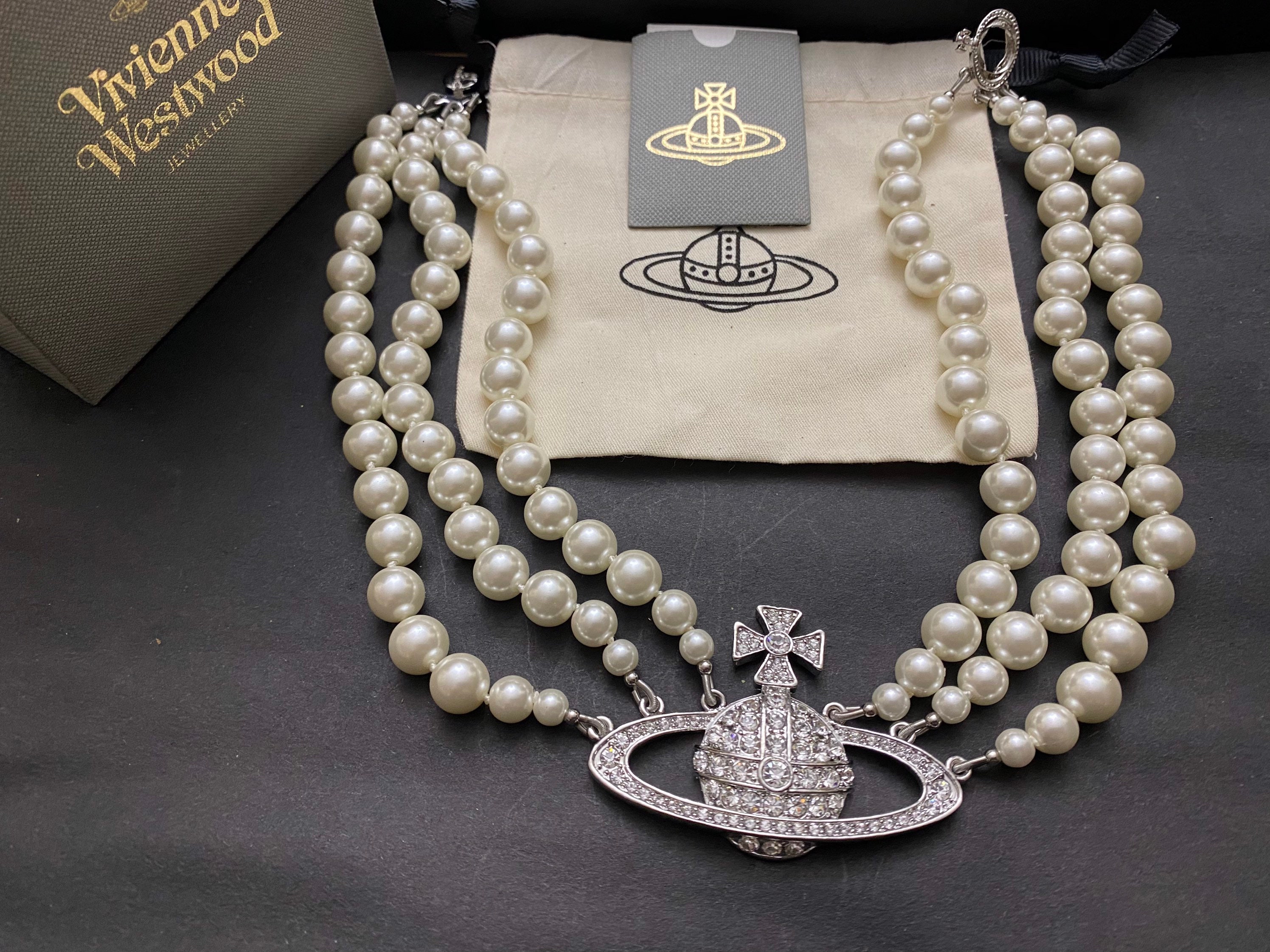 vivienne westwood pearl necklace outfit