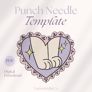Könnte beinhalten: Eine digital herunterladbare PDF-Vorlage für Punch-Needle-Stickerei. Das Design zeigt ein Herz mit einem Paar Pfoten darin, umgeben von einem rosa und violetten gewellten Rand. Das Herz ist mit einer hellvioletten Farbe und zwei gelben Sternen gefüllt.