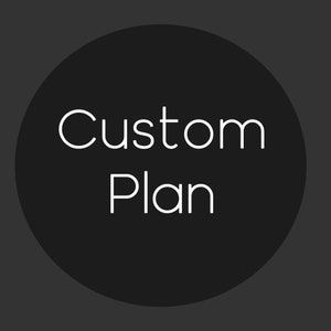 Può includere: Un cerchio nero con testo bianco che recita "Custom Plan" su uno sfondo grigio scuro.