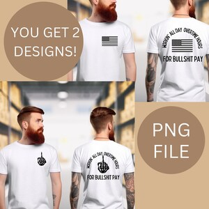 Op de afbeelding: Twee witte T-shirts met verschillende ontwerpen. De voorkant van het eerste shirt heeft een zwart-witte Amerikaanse vlag. De achterkant van het tweede shirt heeft een zwart-witte skelet hand die de middelvinger opsteekt met de tekst "Workin' All Day Overtime Hours For Bullshit Pay".