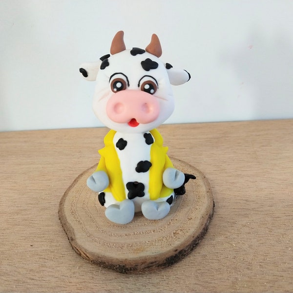 Vache avec son ciré jaune en pate polymère, fait main, modeler à la main, décoration d'intérieur, déco vache, cadeaux, noël, christmas.