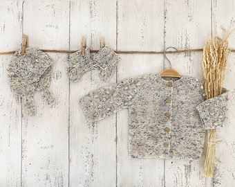 Conjunto de bebé tejido a mano en lana merino: cárdigan, gorro y patucos