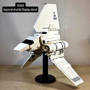 Soporte de exhibición imprimible en 3D para la NUEVA nave espacial LEGO Star Wars 75459 Imperial Lambda Class (2026). Archivo STL.