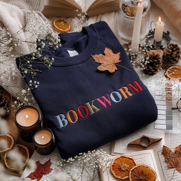 Bücherwurm Besticktes Sweatshirt | Bookish Übergroßer Pullover | Gemütlicher Lese-Pullover | Geschenk für Buchliebhaber | Einzigartiges Geschenk für Leser