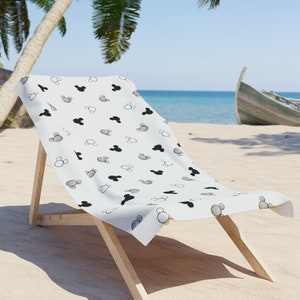 Toalla de playa de Mickey monocromática, toalla de Disney, accesorios de playa de Mickey Mouse, toalla de piscina de Disney, toalla de Minnie, toalla de Mickey B&W, Boho imagen 1