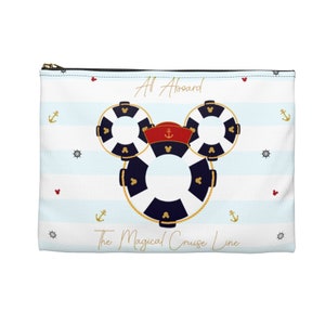 K&ouml;nnte beinhalten: Eine wei&szlig;e Rei&szlig;verschlusstasche mit blau-wei&szlig; gestreiftem Hintergrund. Die Tasche zeigt einen Mickey-Maus-Kopf aus drei Rettungsringen. Der Text "All Aboard The Magical Cruise Line" ist auf der Tasche aufgedruckt.